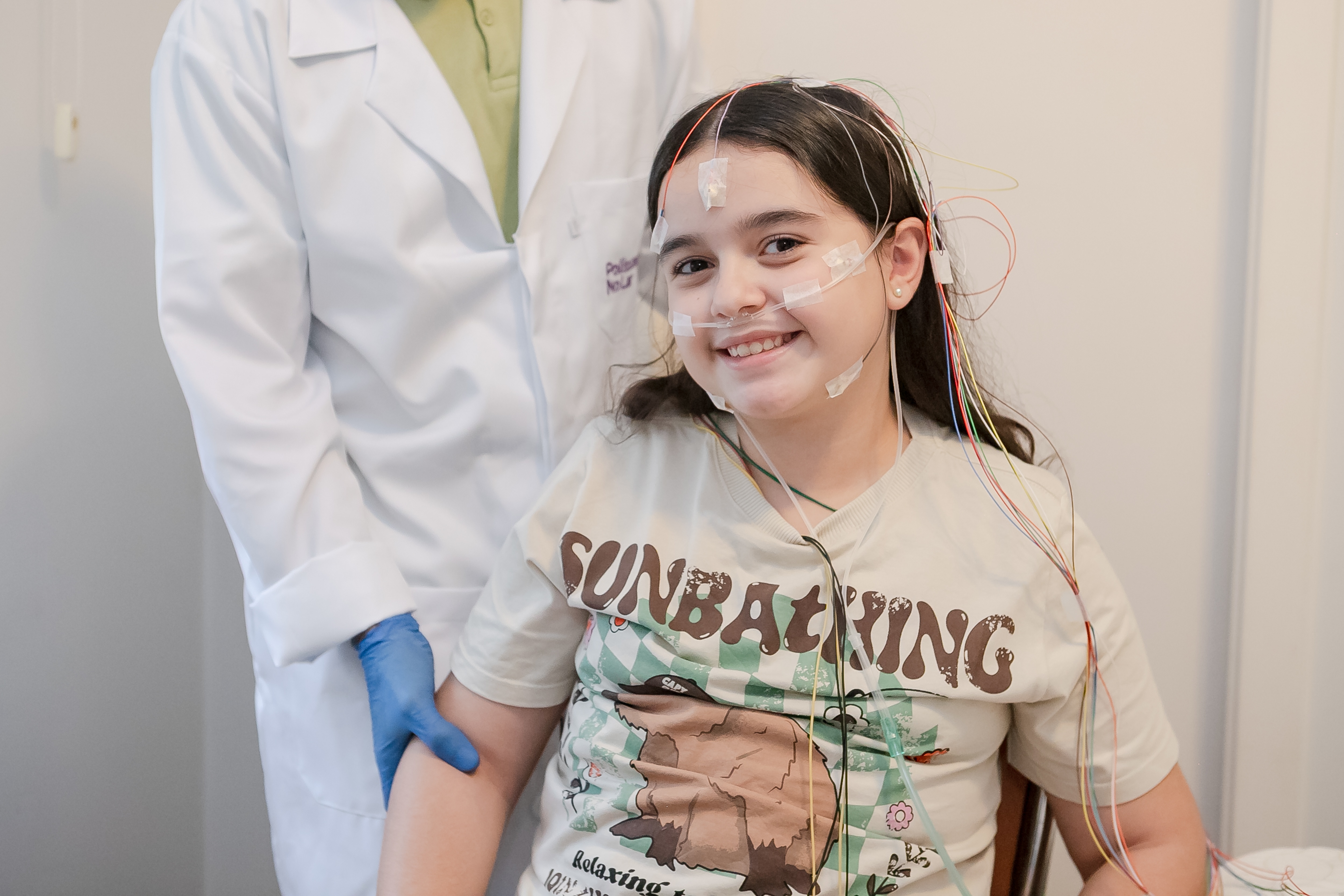 Menina com técnico durante preparação